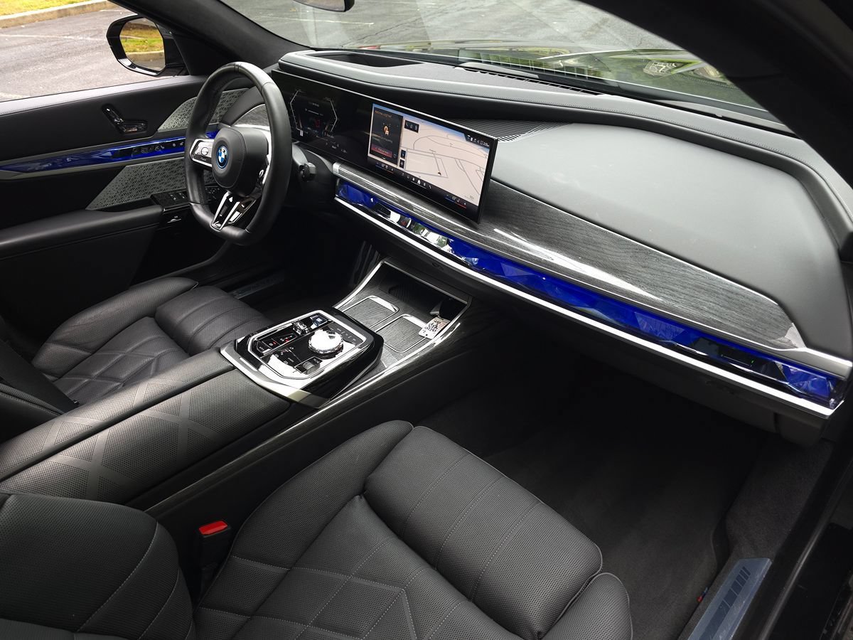 Used 2023 BMW i7 xDrive60 w/ Parking Assistance Package AWD/4WD image 32