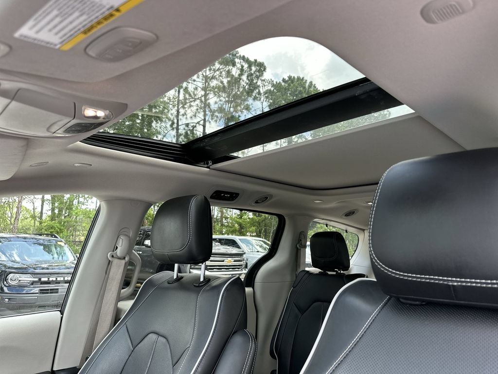 Used 2023 Chrysler Pacifica Limited FWD image 19