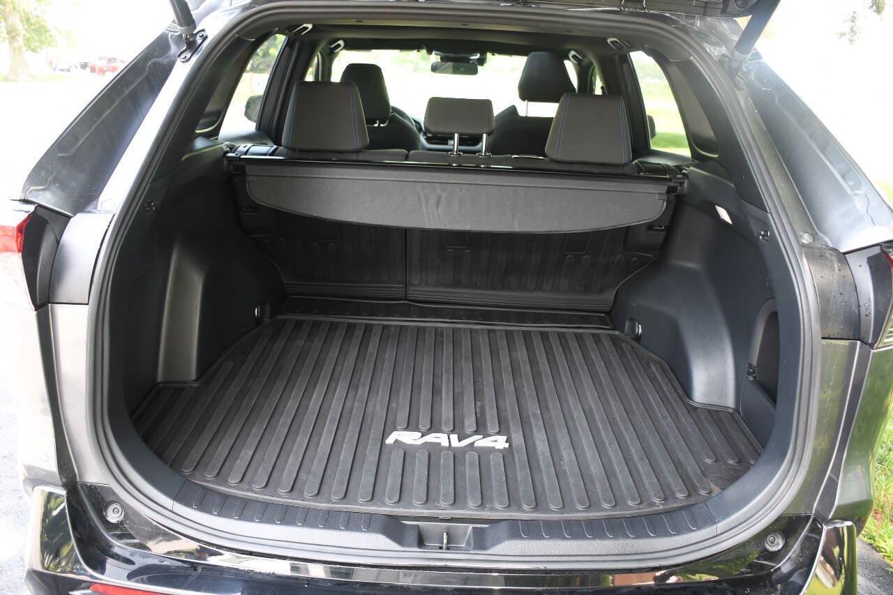 Used 2022 Toyota RAV4 SE w/ Convenience Package AWD/4WD image 20