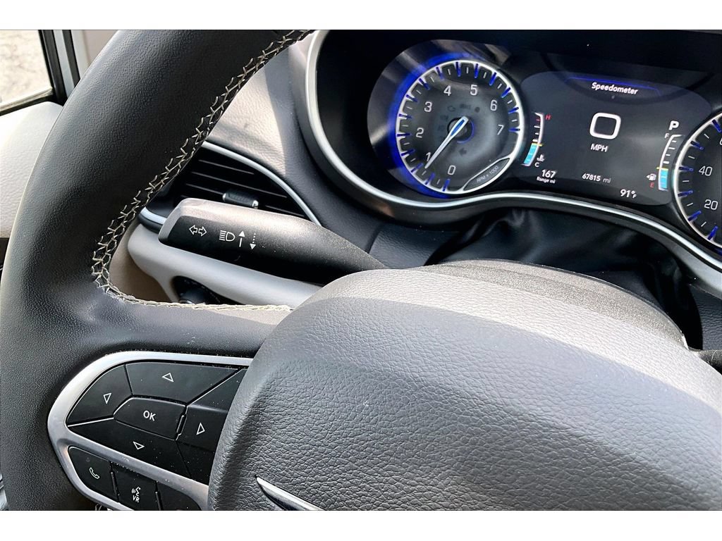 Used 2024 Chrysler Pacifica Touring-L FWD image 18