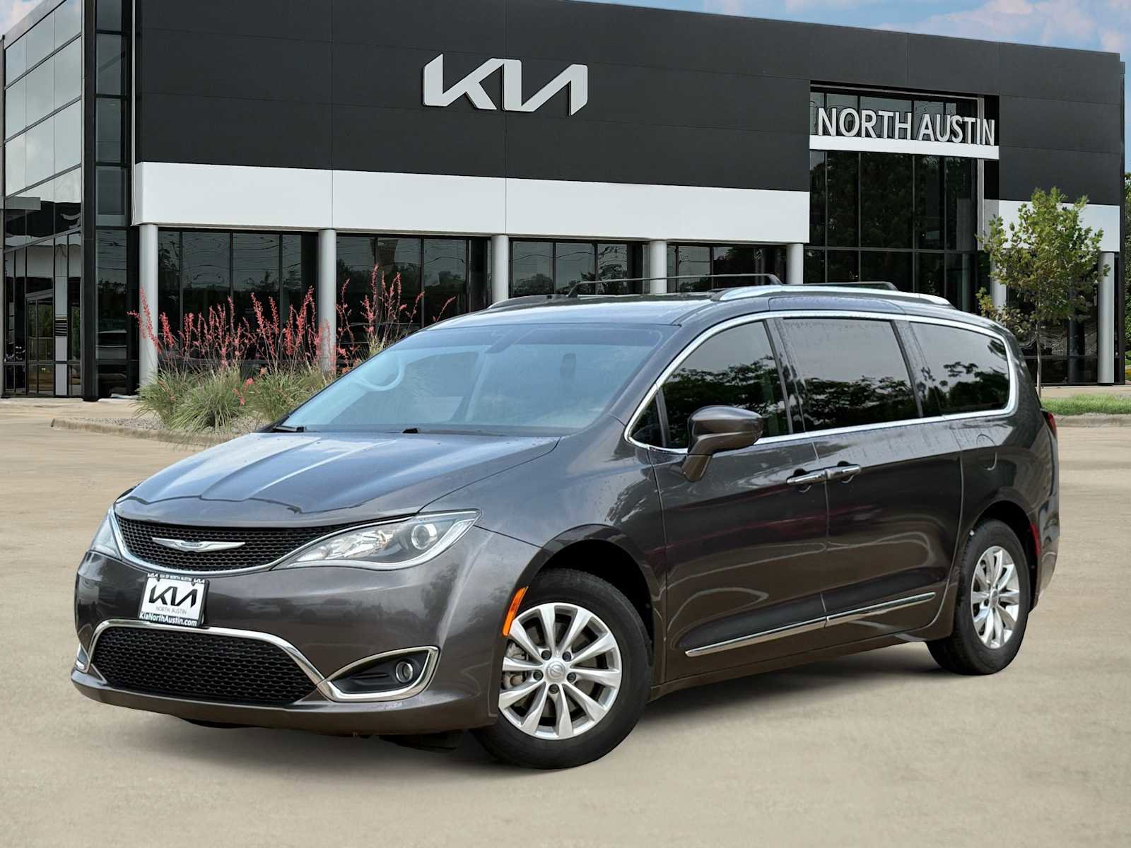 Used 2018 Chrysler Pacifica Touring-L FWD image 1