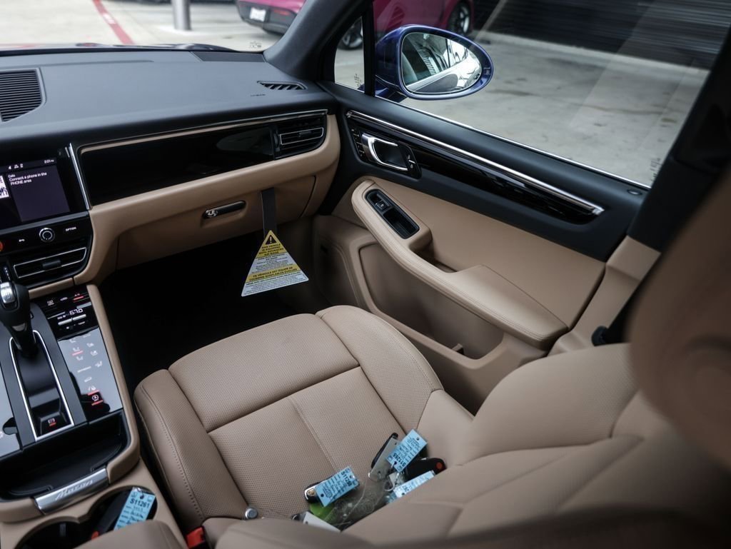 Certified 2025 Porsche Macan image 31