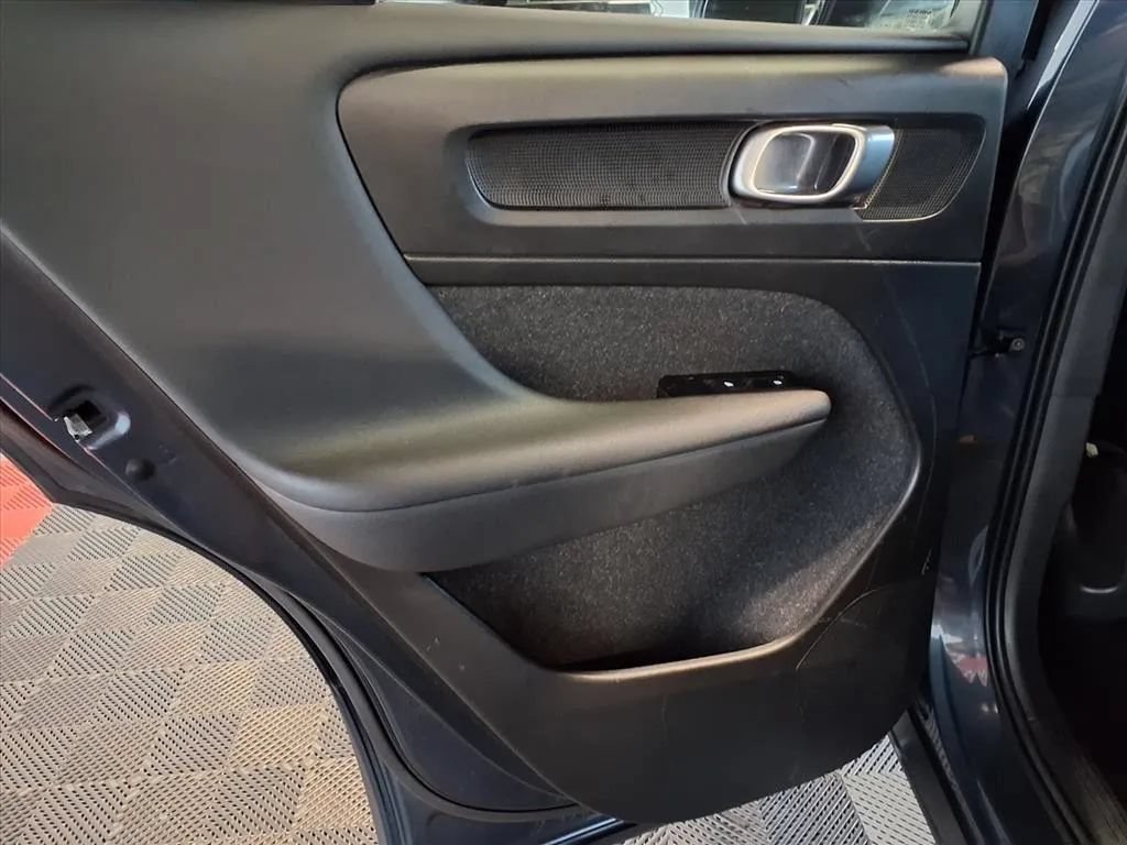 Used 2021 Volvo XC40 T4 Momentum FWD image 15