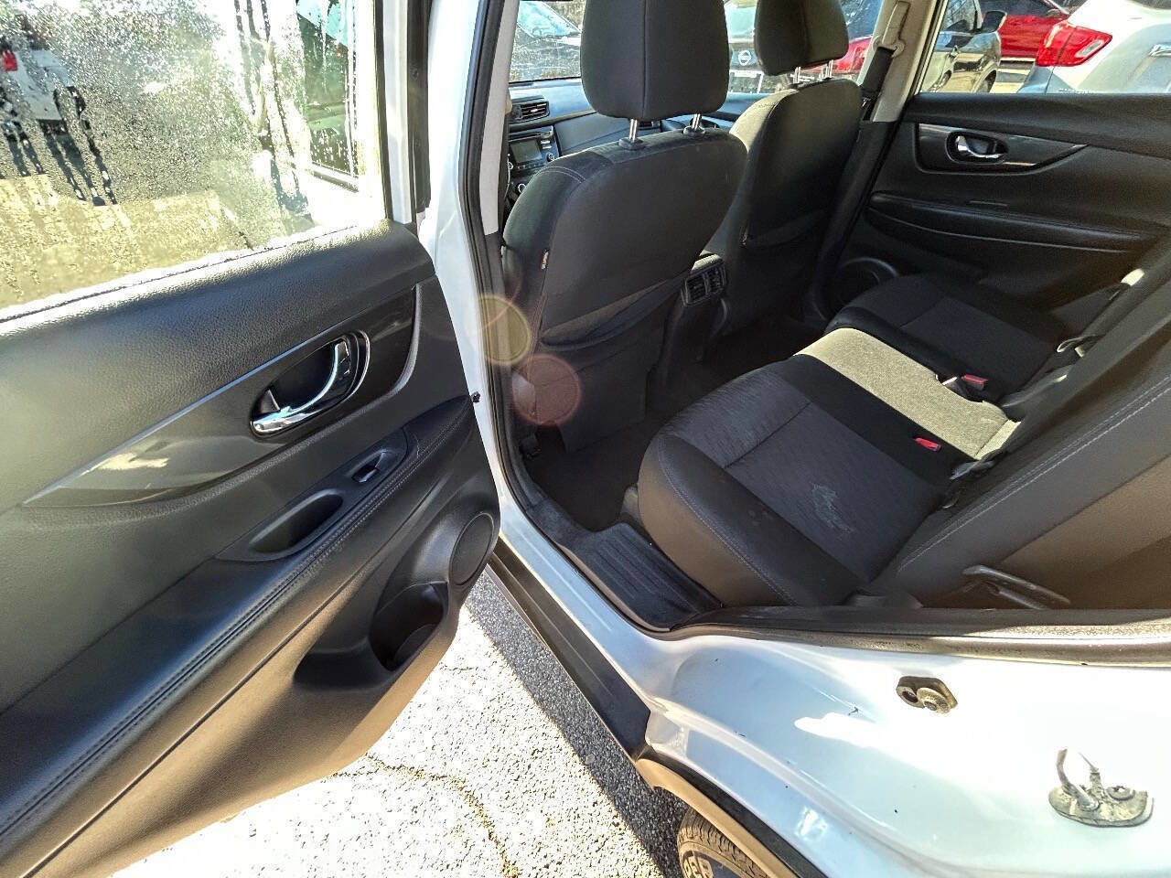 Used 2017 Nissan Rogue SV image 7