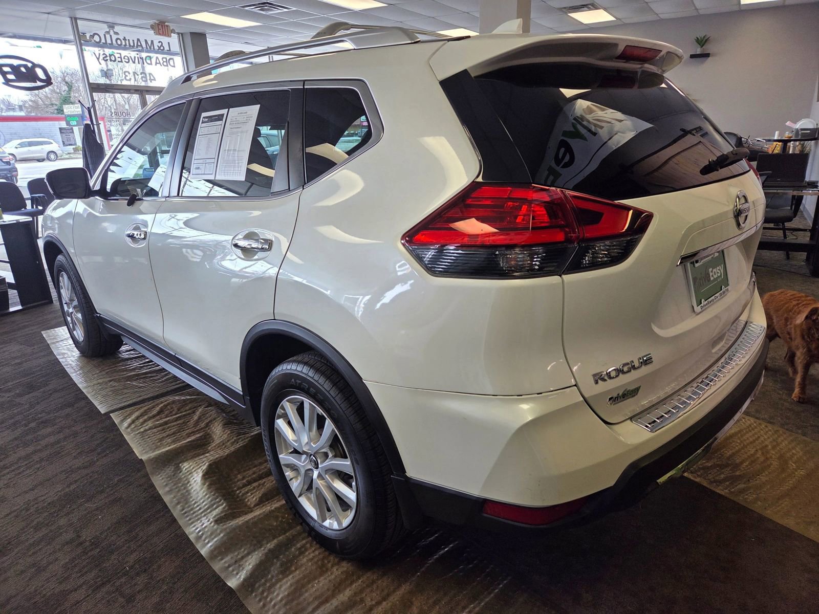 Used 2017 Nissan Rogue SV w/ SV Premium Package image 10