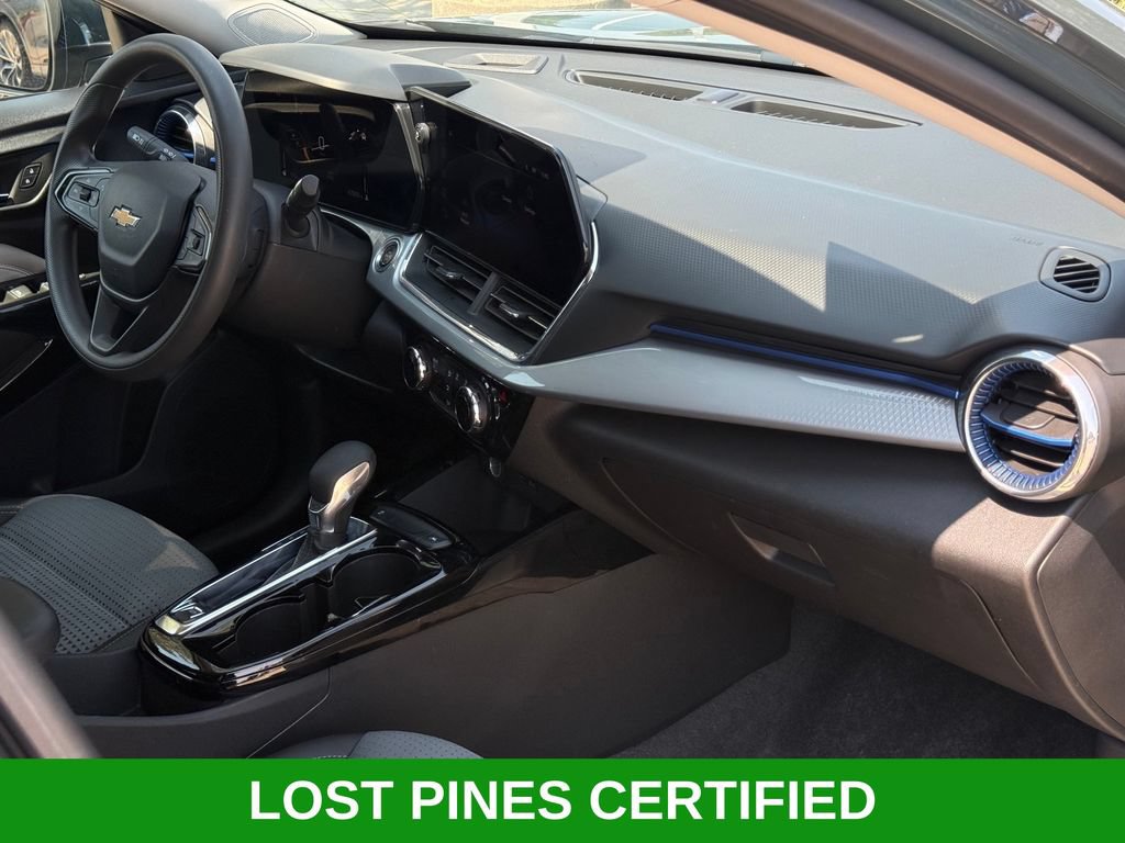 Used 2025 Chevrolet Trax LT FWD image 24