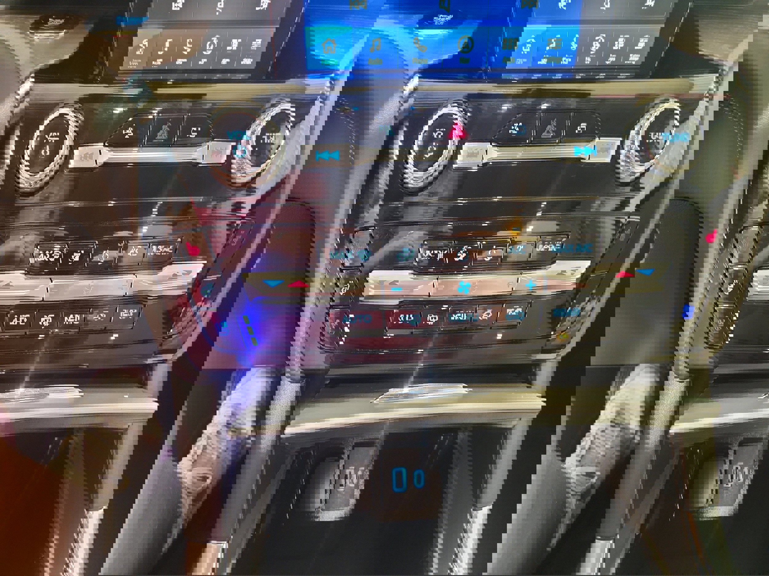 Used 2023 Ford Explorer Platinum w/ Technology Package image 18