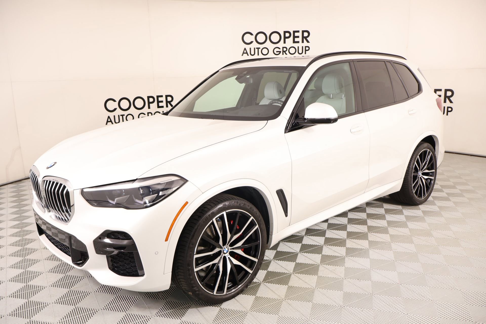 Used 2023 BMW X5 xDrive40i w/ M Sport Package AWD/4WD image 11