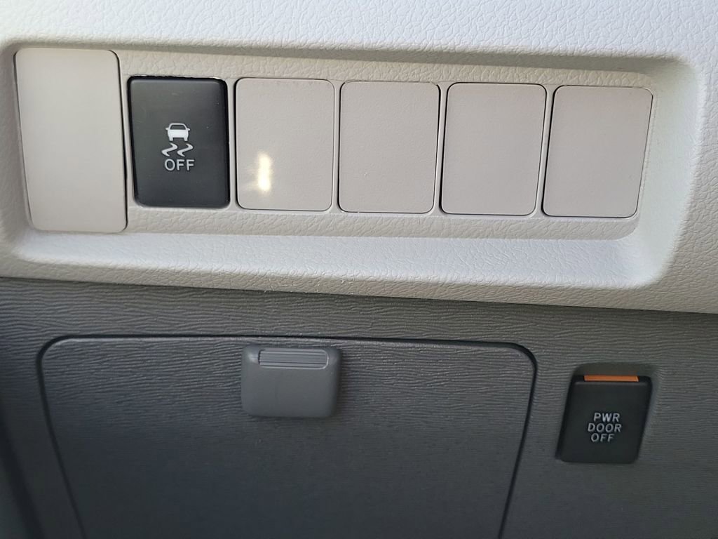 Used 2018 Toyota Sienna LE w/ Carpet Mat Package image 16