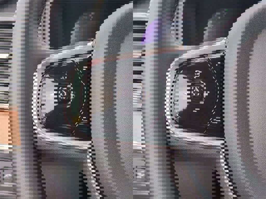 Used 2025 Volvo XC90 T8 Plus w/ Protection Package Premier image 16