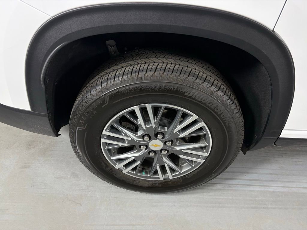 Used 2025 Chevrolet Traverse LT image 13