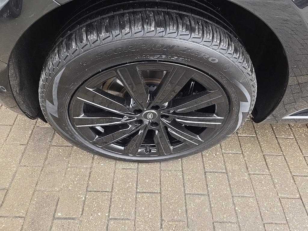 Used 2025 Land Rover Range Rover SE image 10