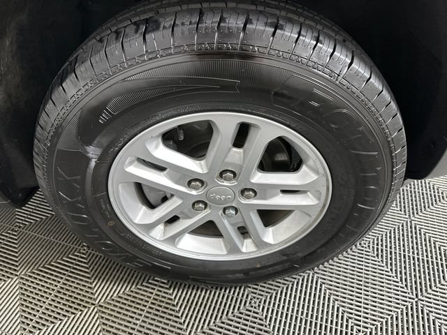 Used 2023 Jeep Grand Cherokee Laredo AWD/4WD image 29