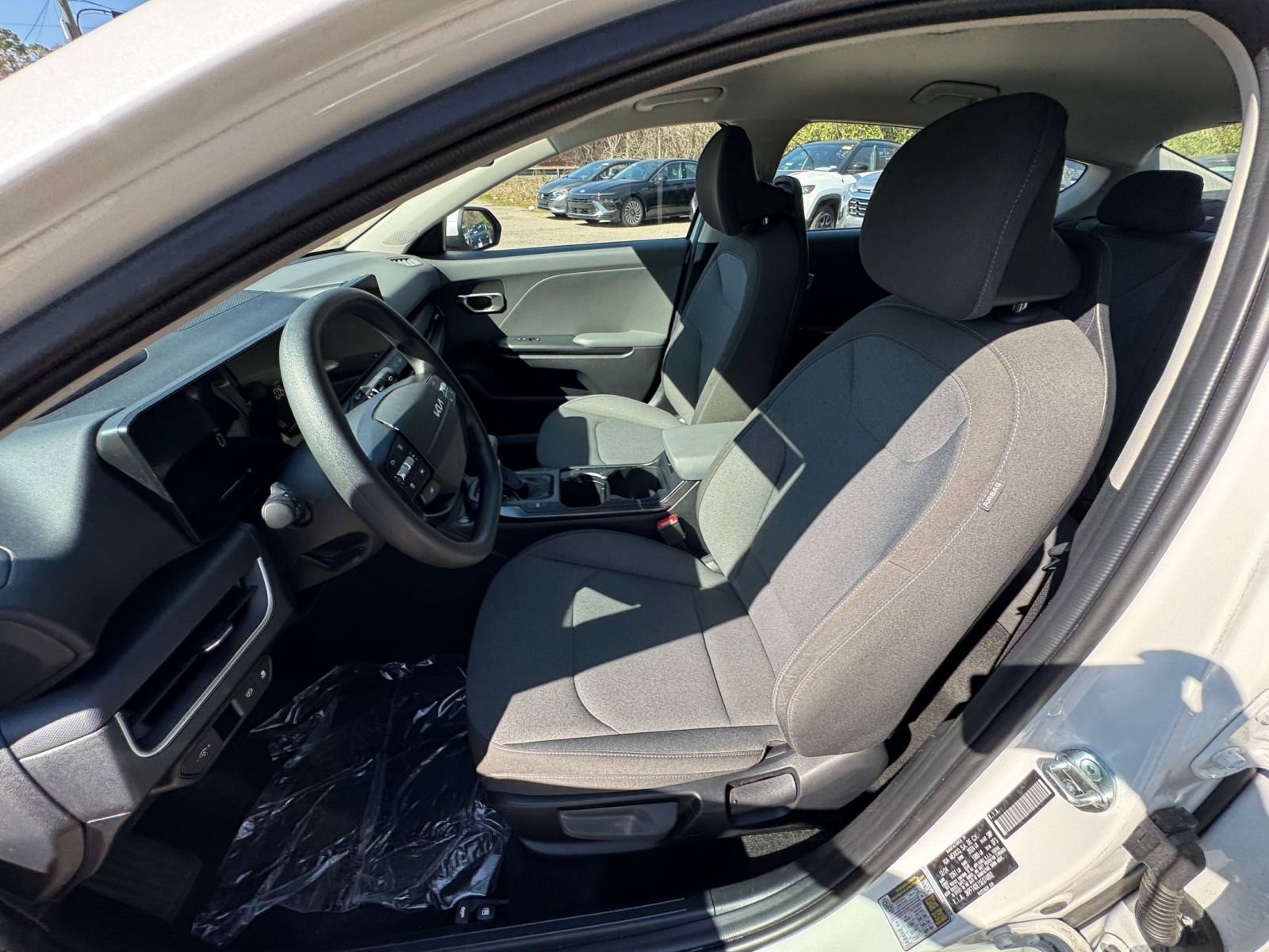 Used 2025 Kia K4 LXS image 32