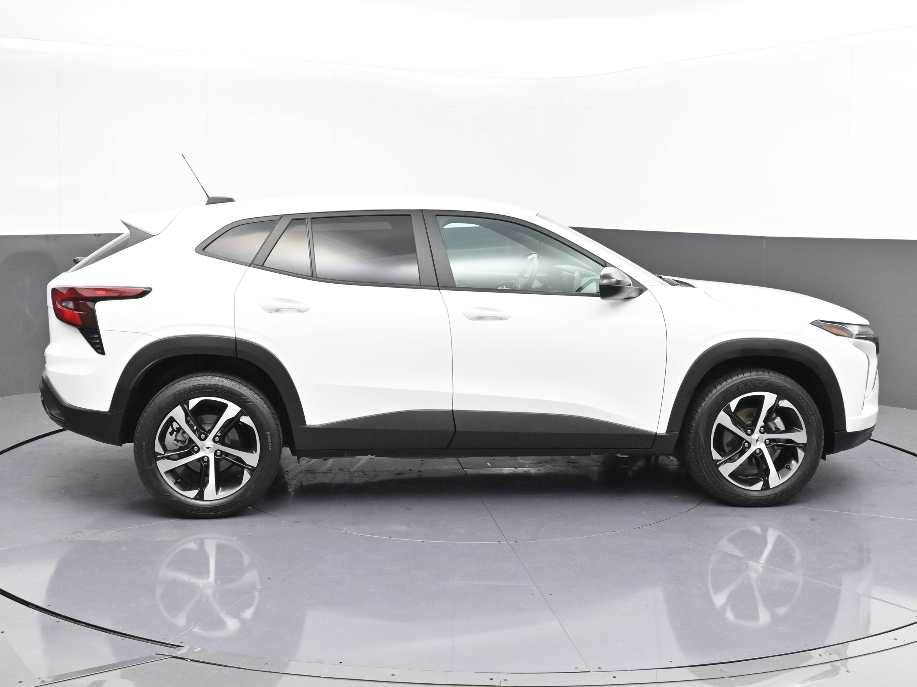 Certified 2024 Chevrolet Trax RS w/ Driver Confidence Package FWD image 9