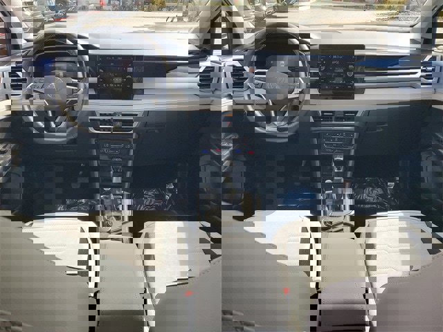 Certified 2025 Volkswagen Taos SE w/ Panoramic Sunroof Package image 13