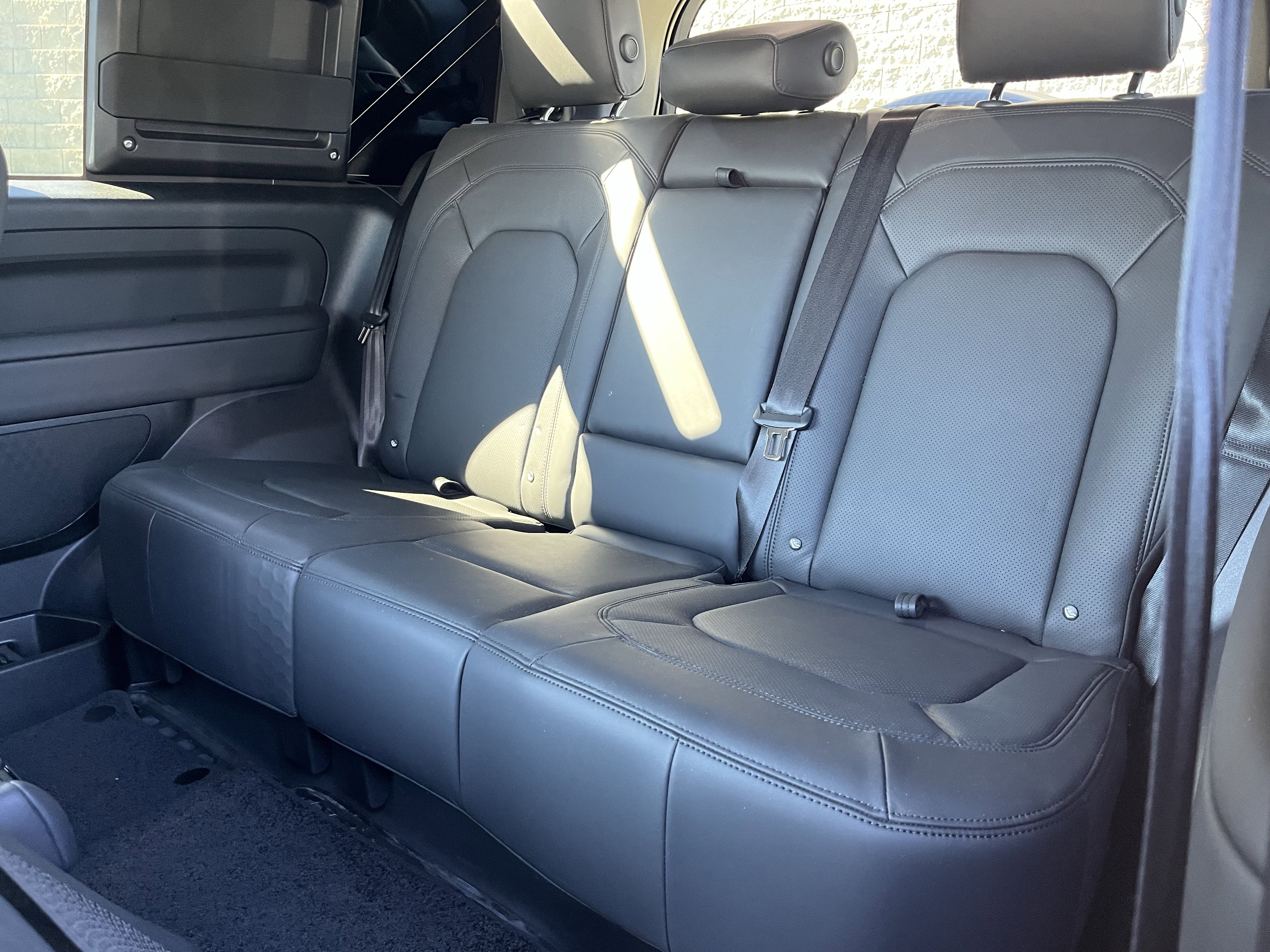 Used 2025 Land Rover Defender 90 X-Dynamic SE image 31