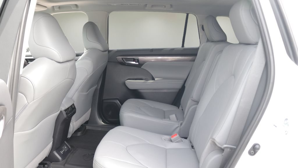 New 2026 Toyota Highlander Platinum AWD/4WD image 13
