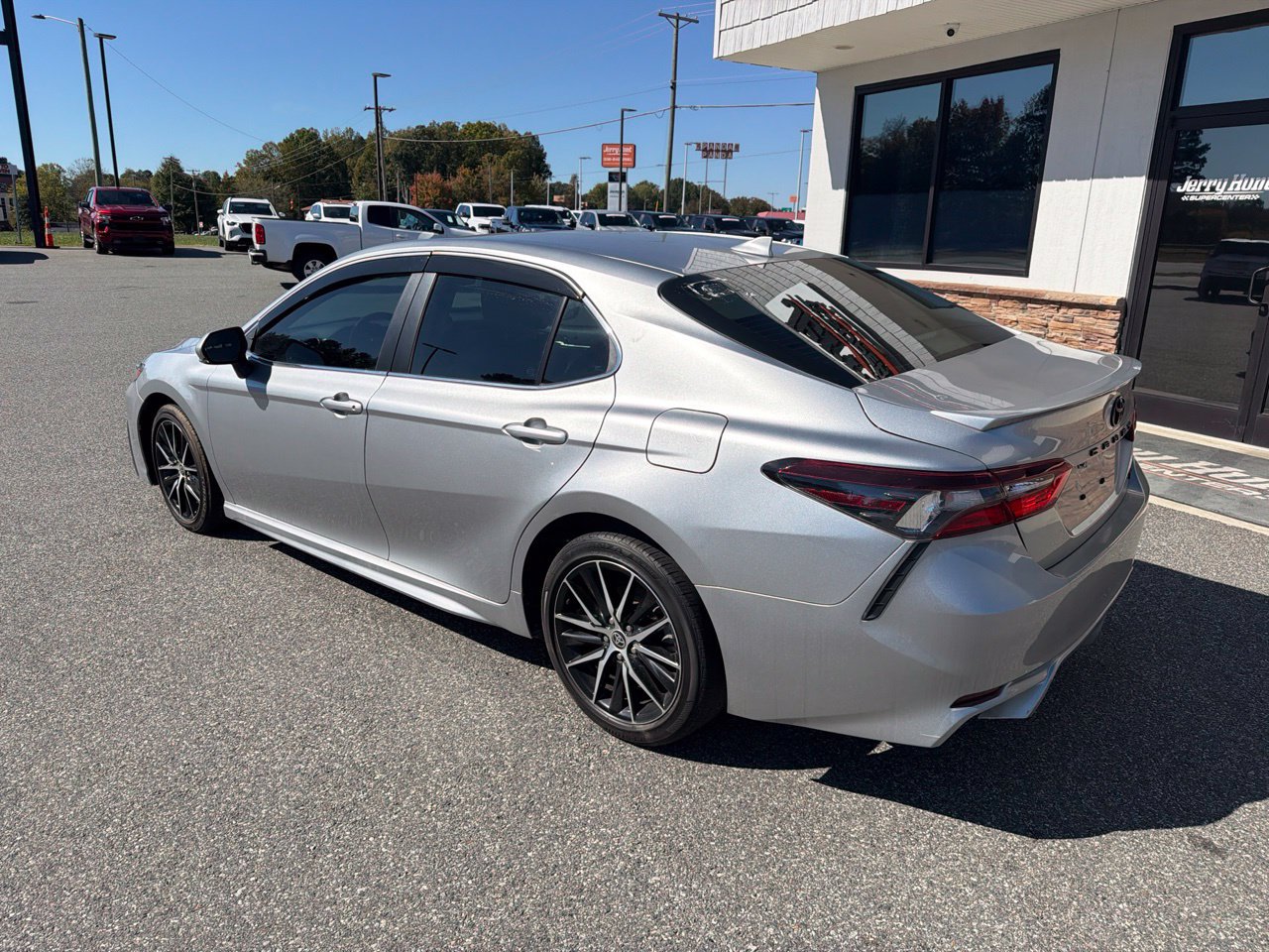 Used 2022 Toyota Camry SE FWD image 7