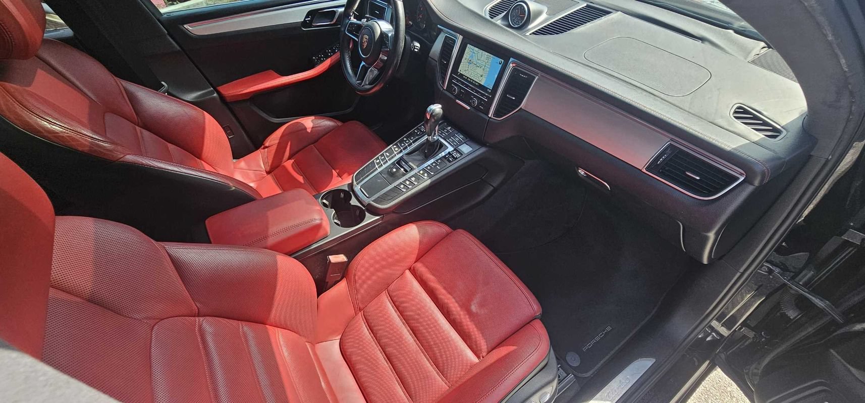 Used 2015 Porsche Macan Turbo AWD/4WD image 29