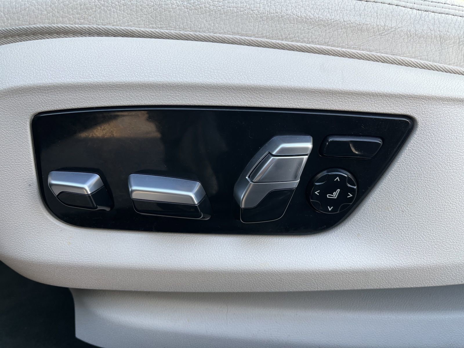 Used 2020 BMW M550i xDrive w/ Premium Package image 27