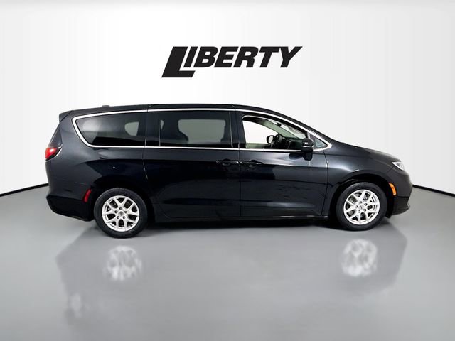 Used 2023 Chrysler Pacifica Touring-L image 8