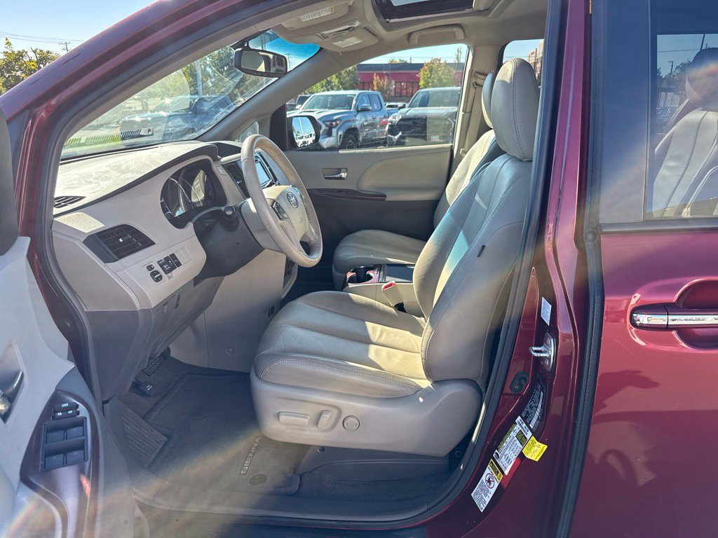 Used 2014 Toyota Sienna XLE FWD image 10