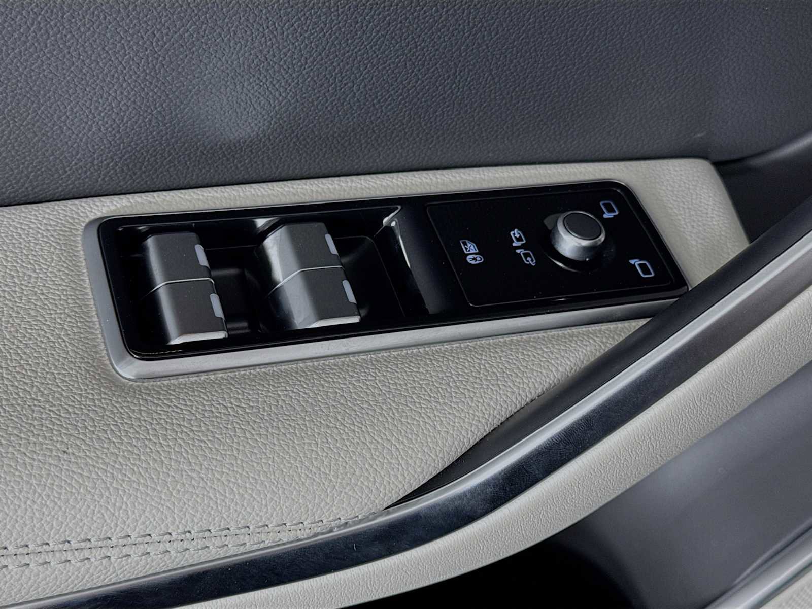 New 2025 Jaguar F-PACE R-Dynamic S image 17