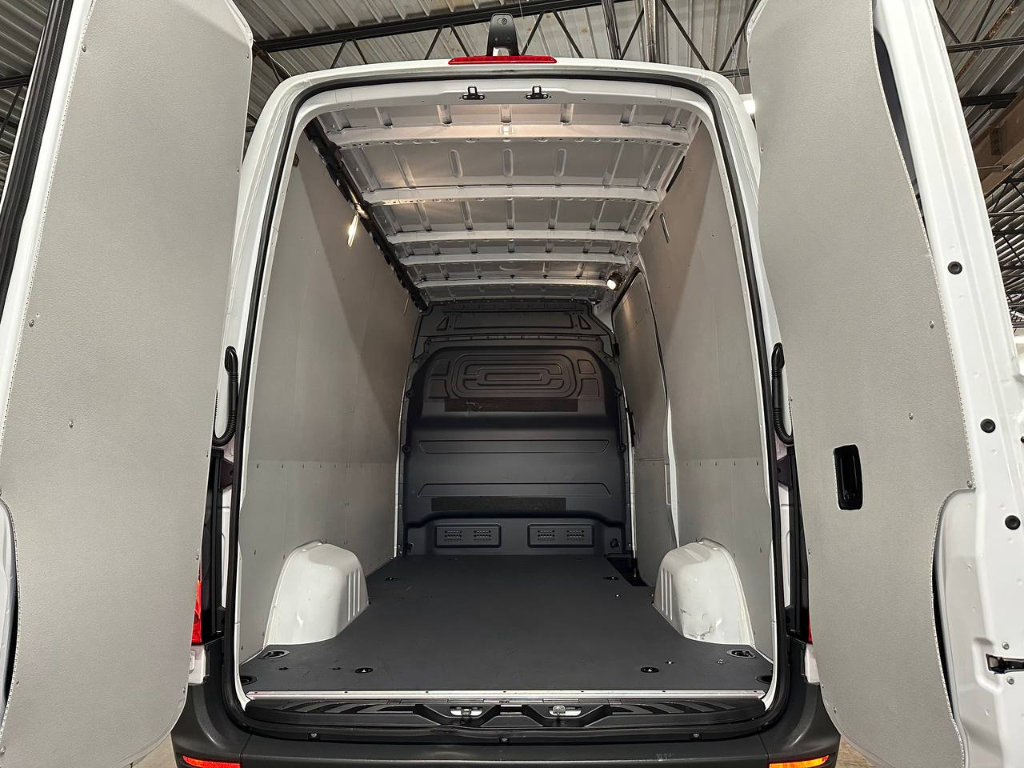 Used 2024 Mercedes-Benz Sprinter 2500 image 16