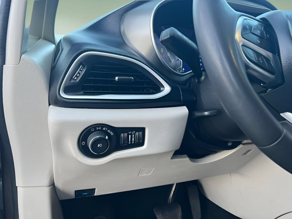 Used 2022 Chrysler Pacifica Touring-L FWD image 11