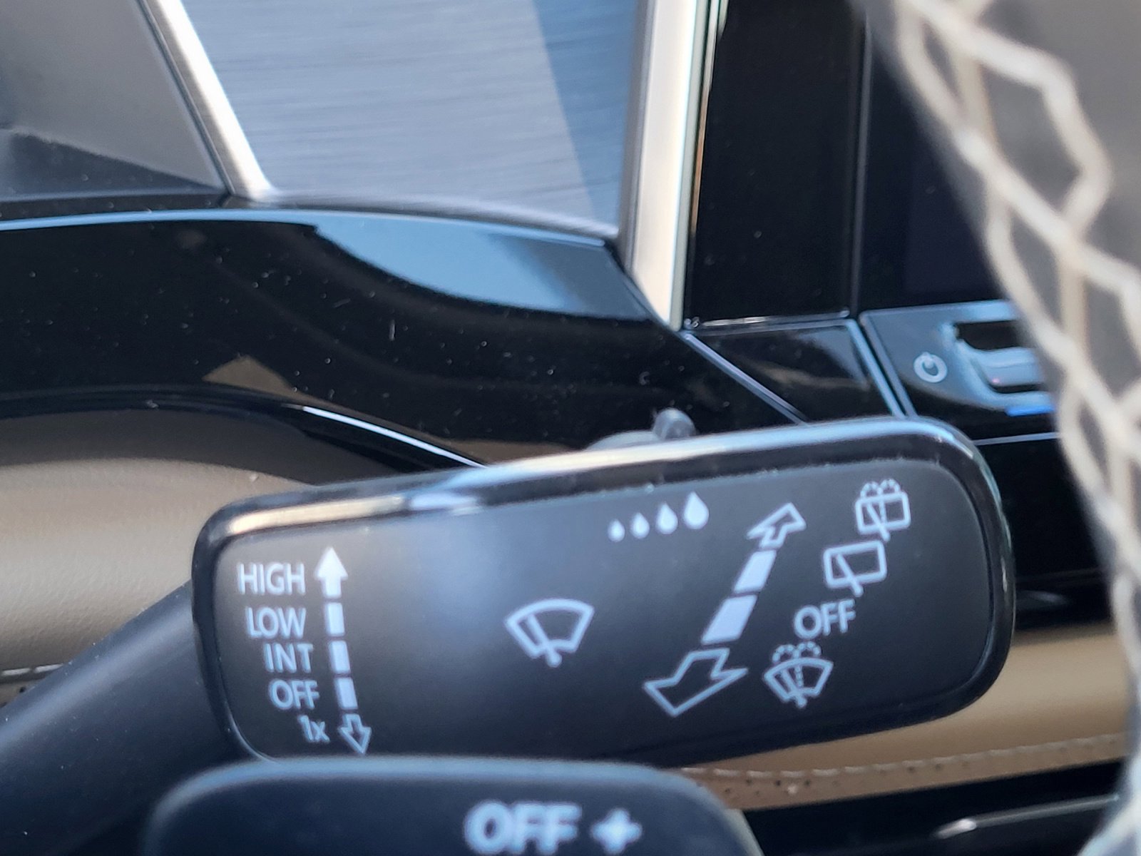 Used 2024 Volkswagen Atlas Cross Sport SE image 31