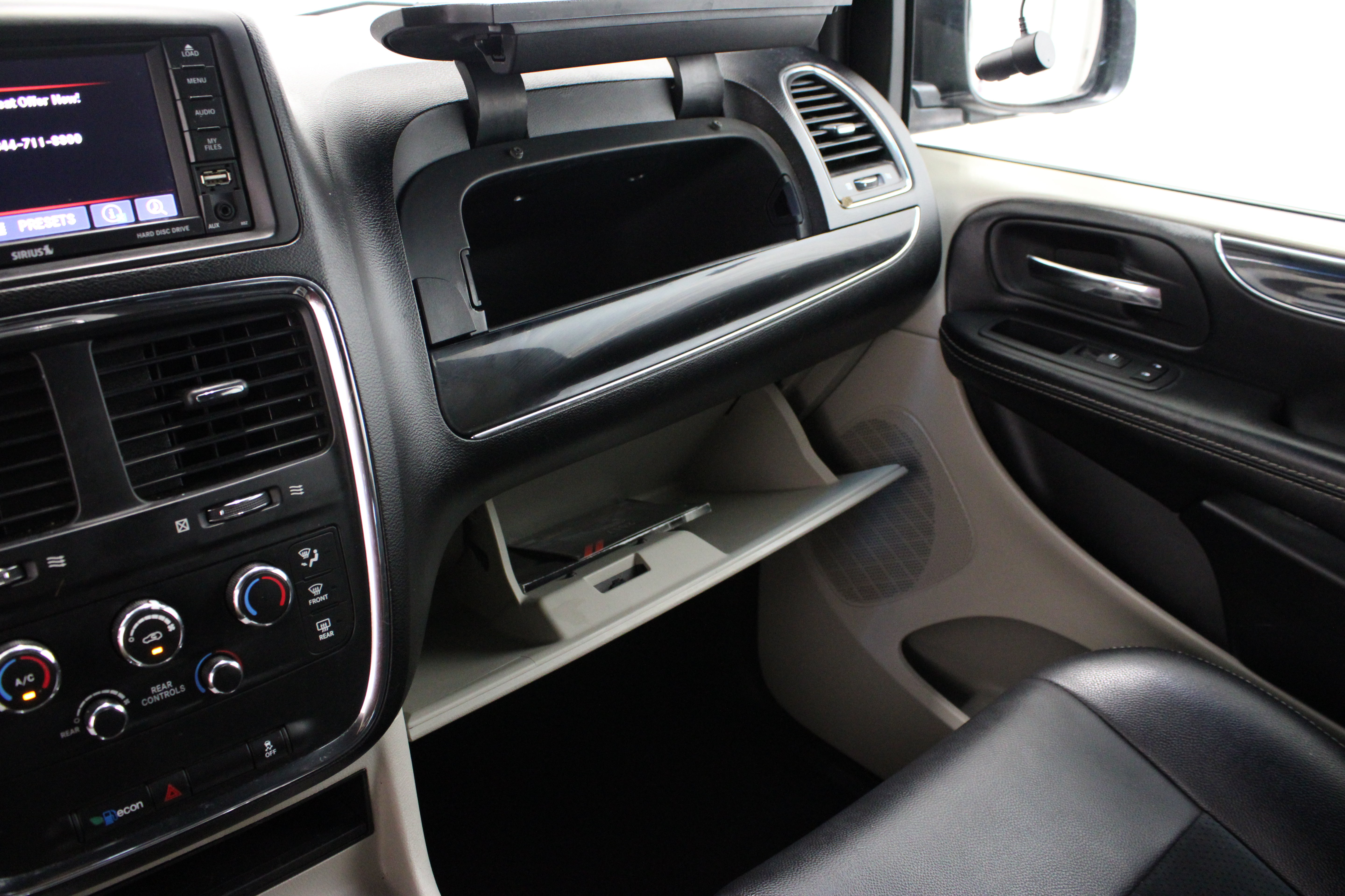Used 2017 Dodge Grand Caravan SXT FWD image 22