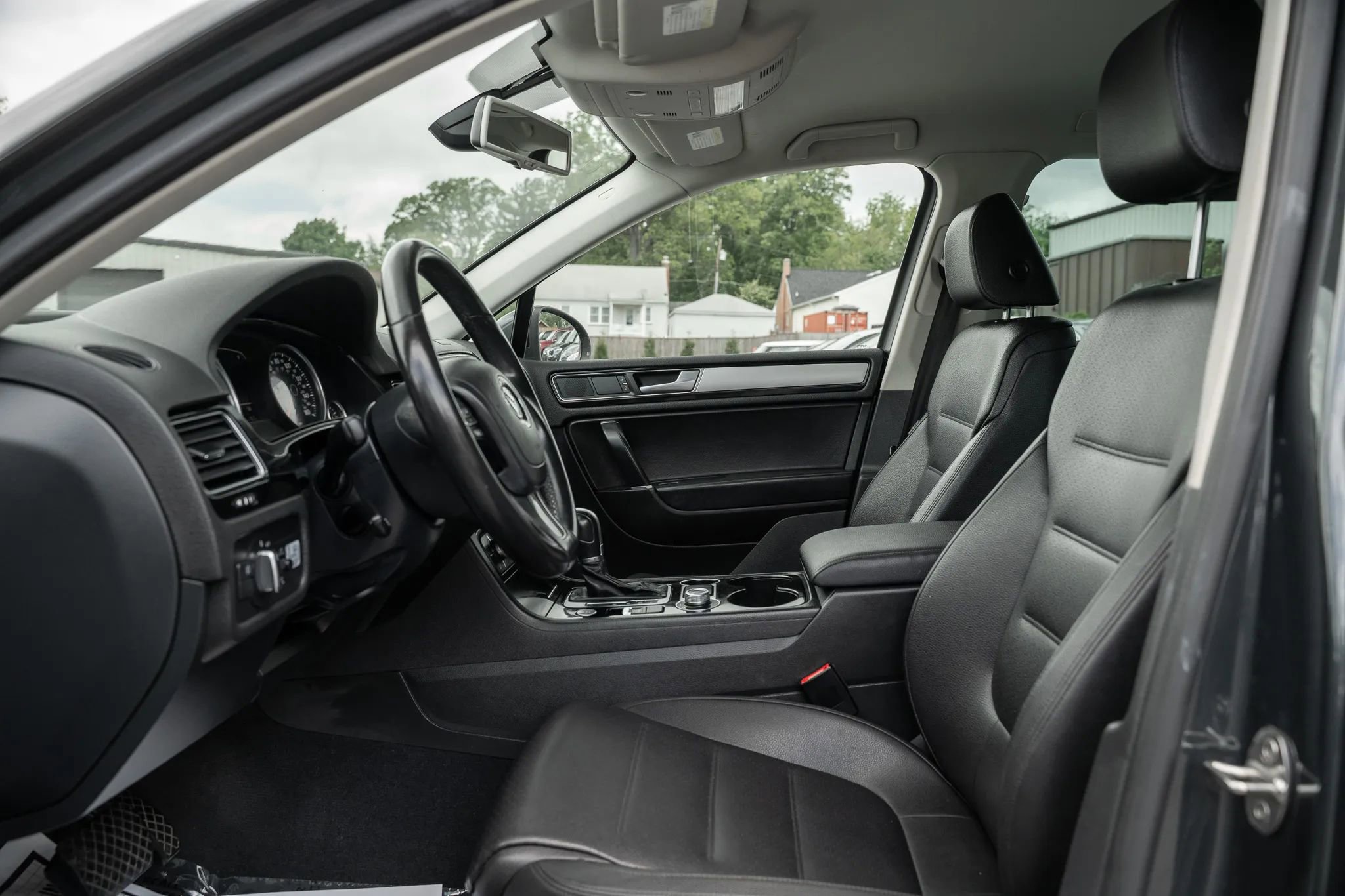 Used 2016 Volkswagen Touareg Sport AWD/4WD image 7