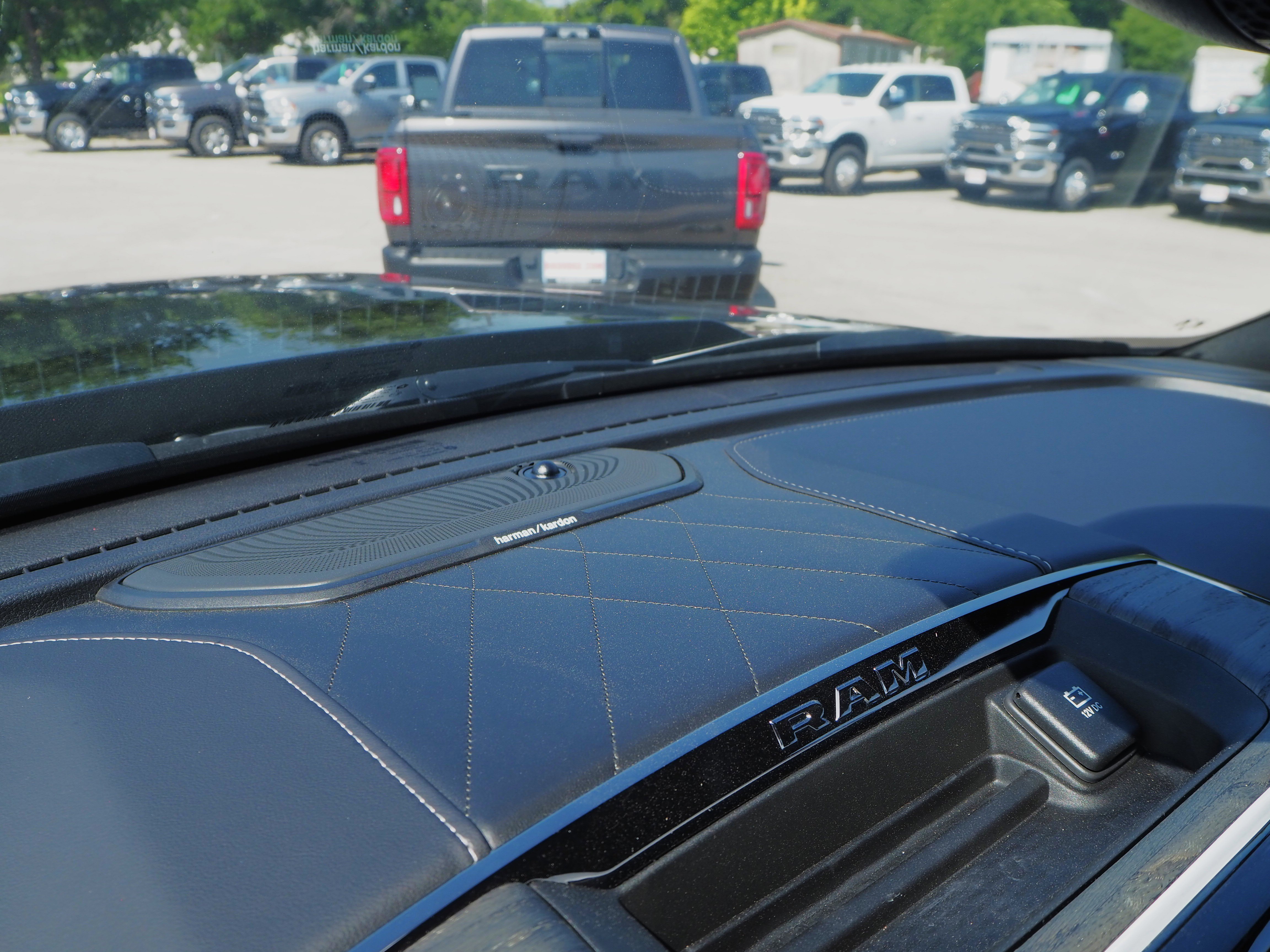 New 2025 RAM 2500 Limited AWD/4WD image 36