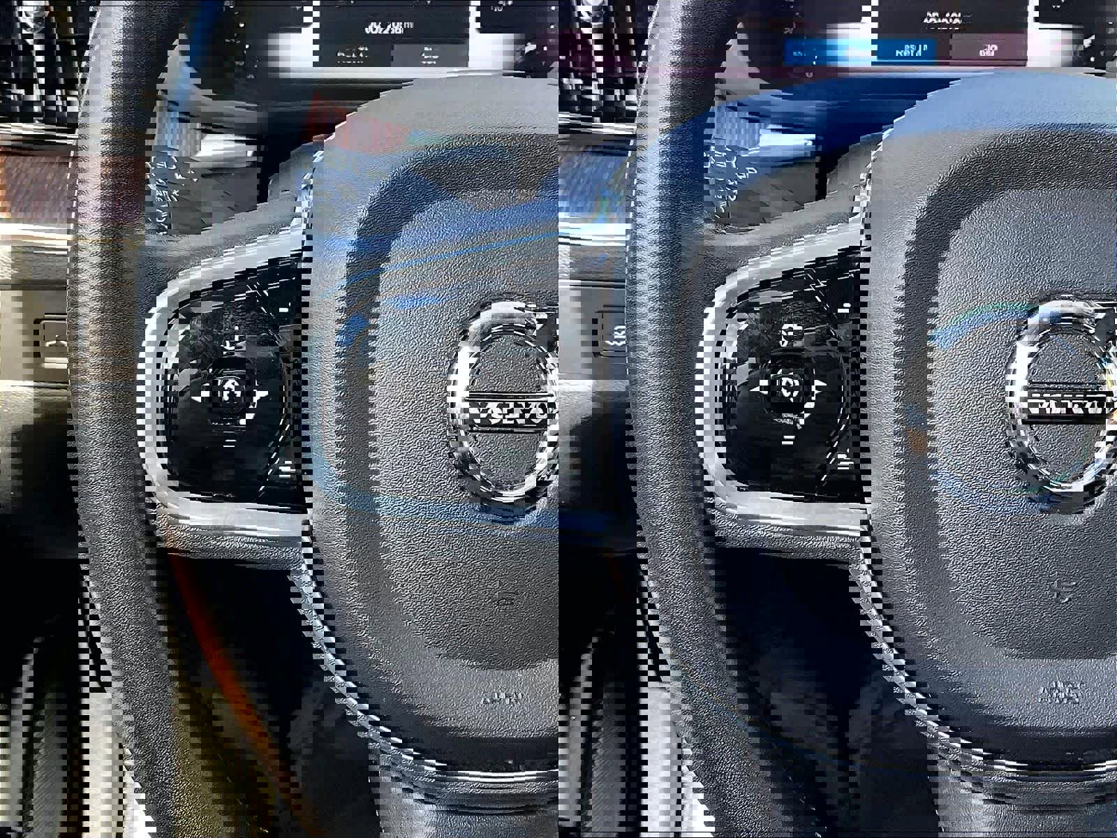 Used 2023 Volvo XC60 B5 Ultimate w/ Protection Package Premier image 21