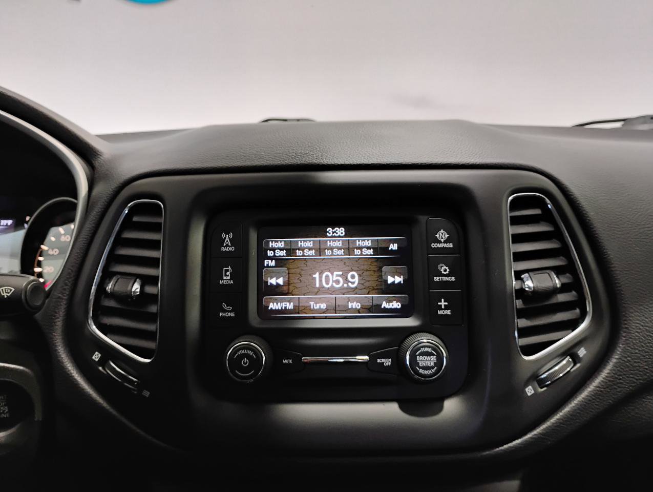 Used 2018 Jeep Compass Latitude image 21