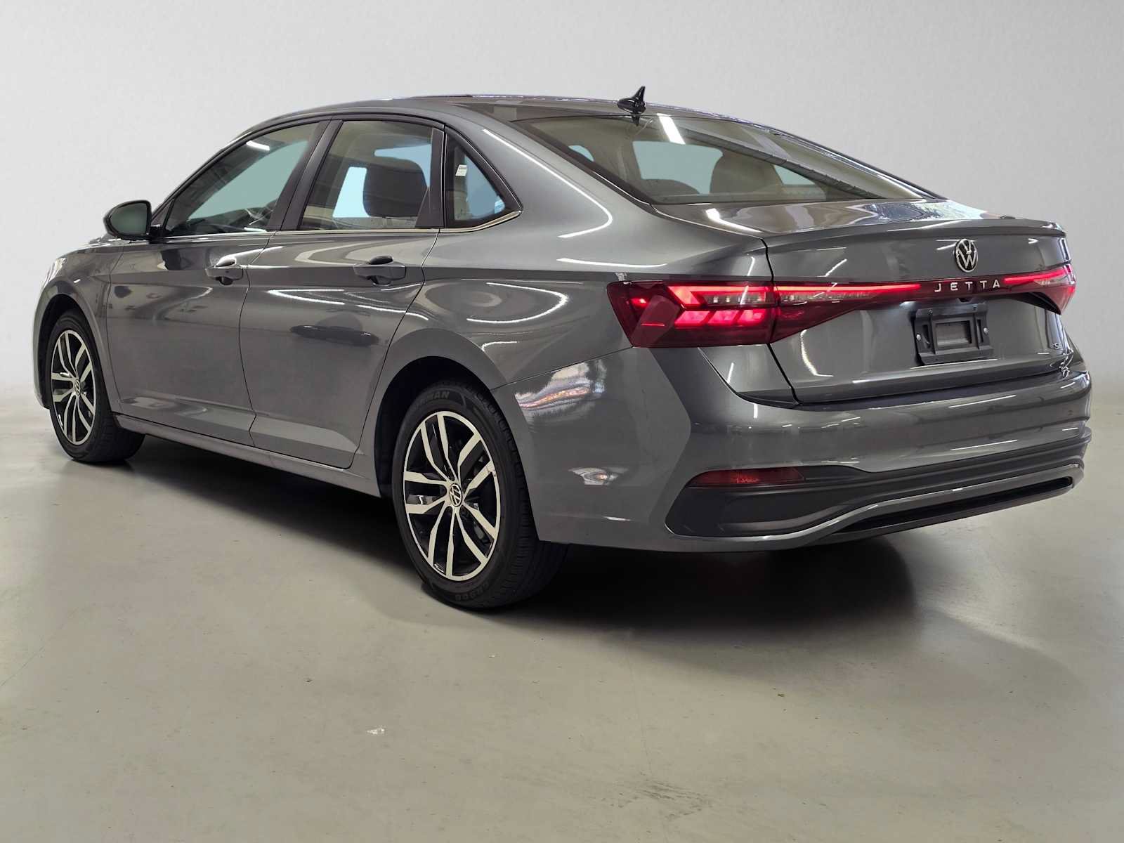 Used 2025 Volkswagen Jetta SE FWD image 3