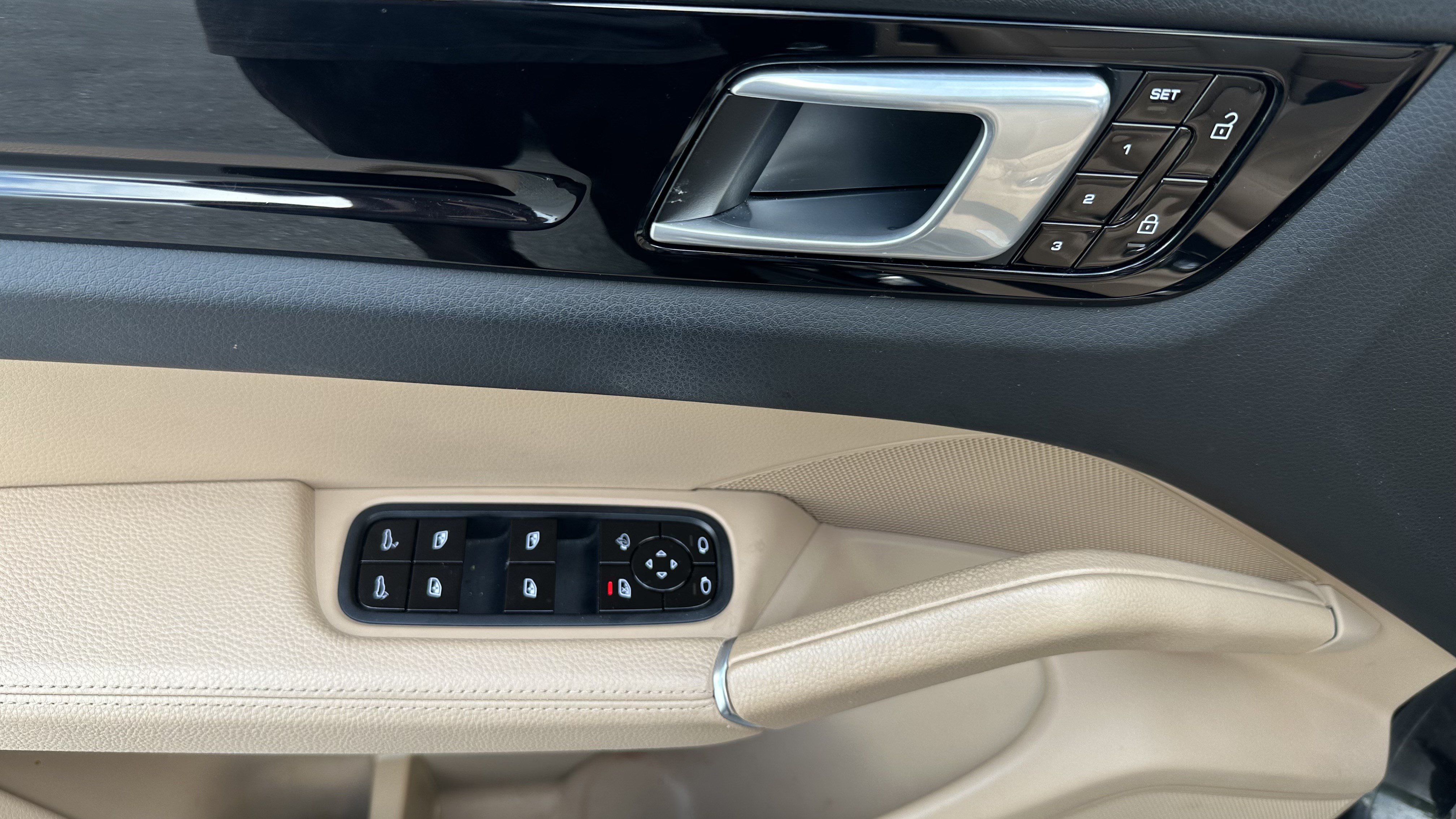 Used 2020 Porsche Cayenne AWD/4WD image 17