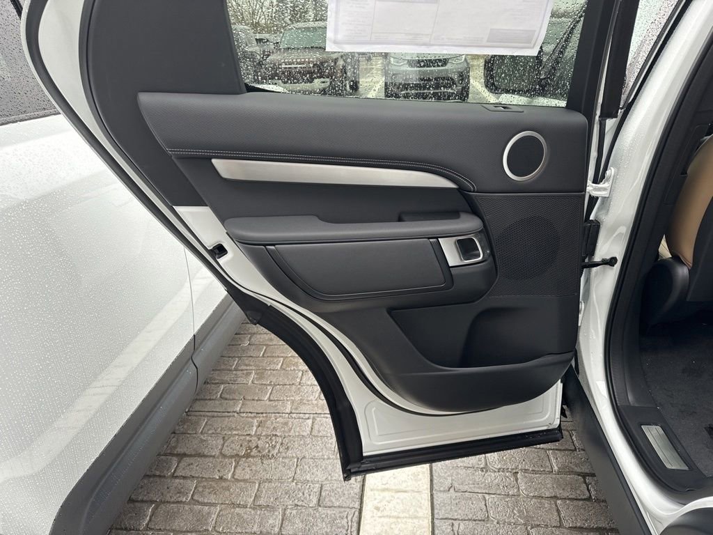 New 2024 Land Rover Discovery Dynamic SE image 14