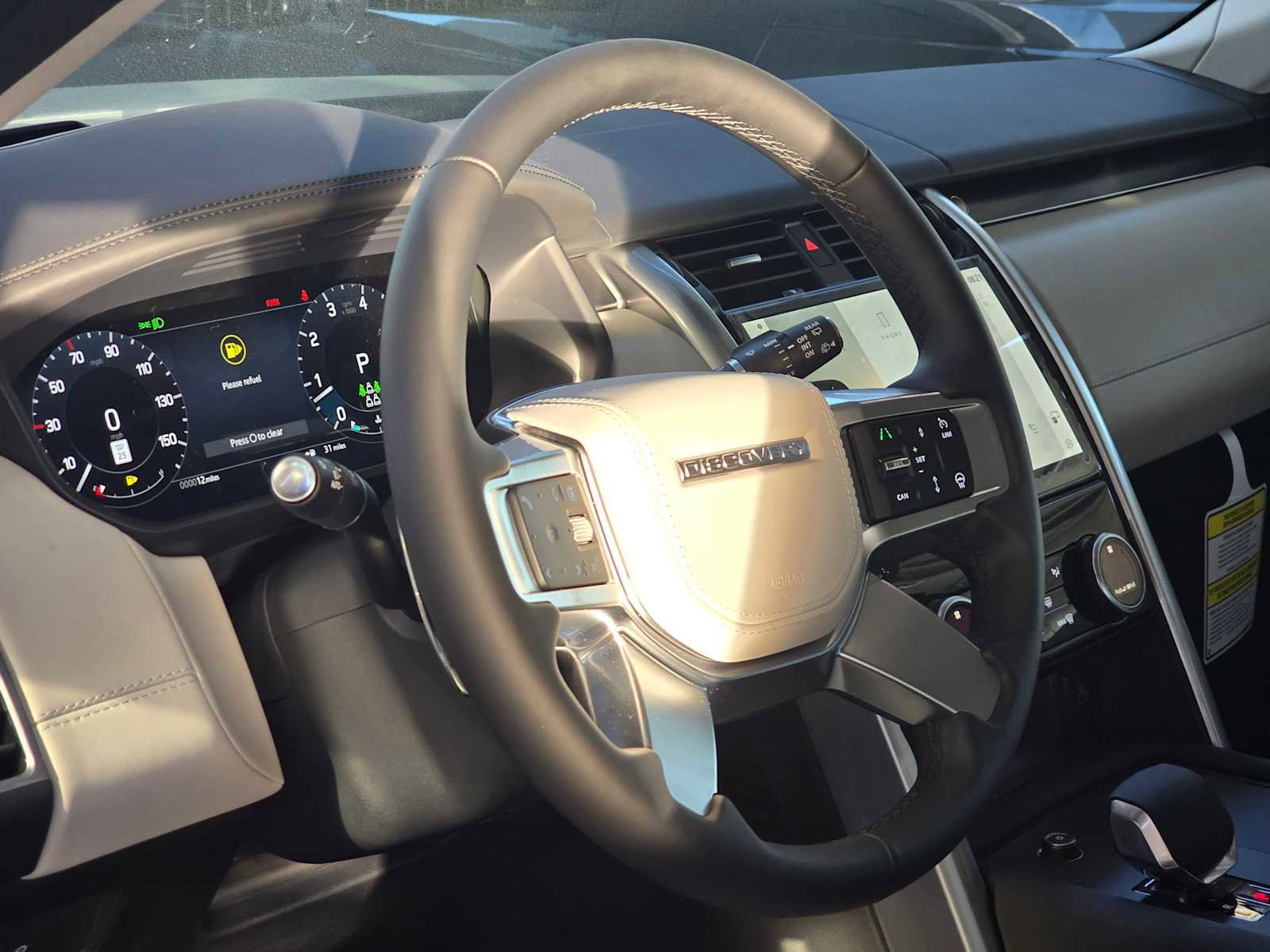 Used 2025 Land Rover Discovery Metropolitan Edition image 20