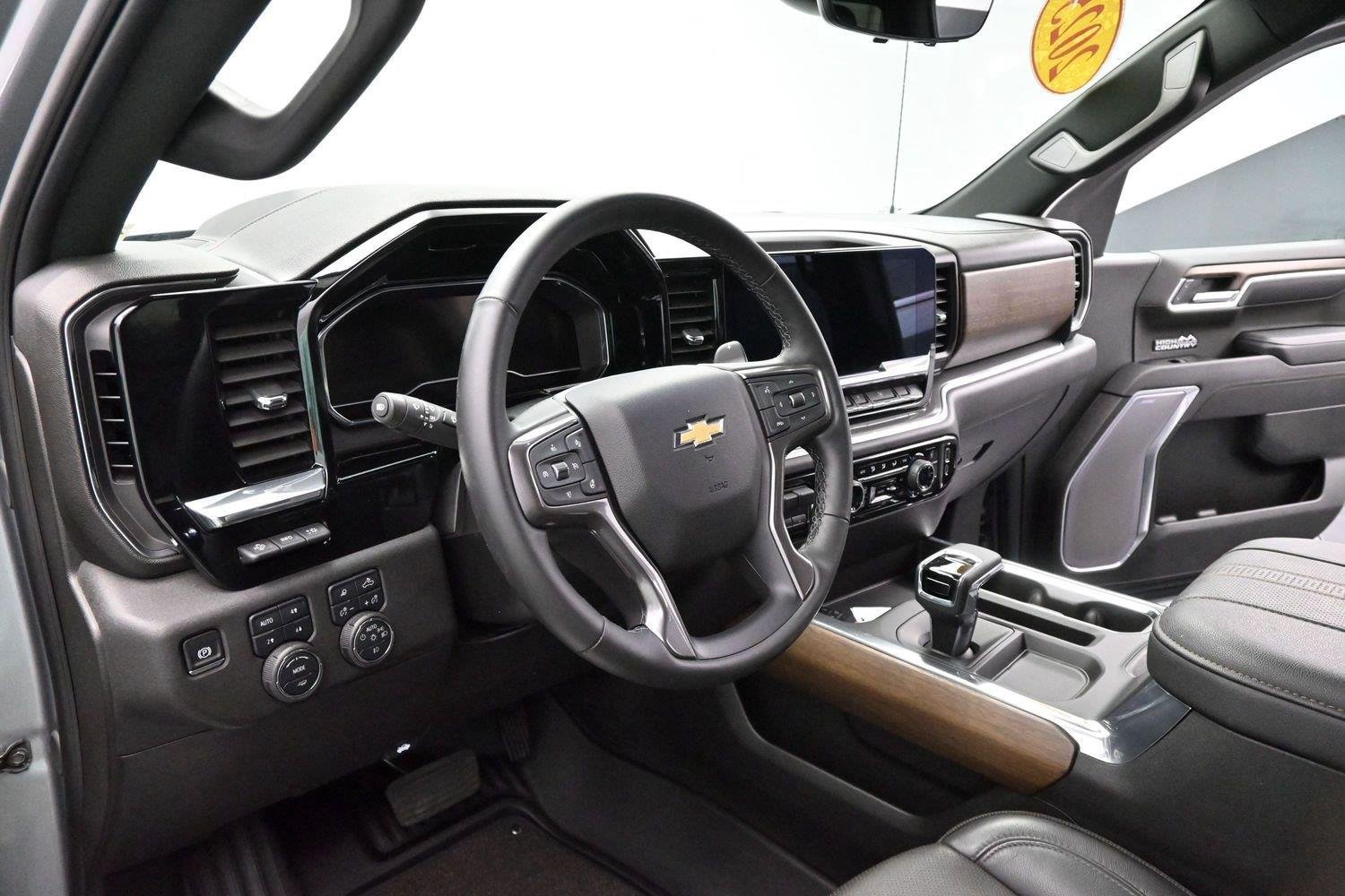 Used 2025 Chevrolet Silverado 1500 High Country w/ Technology Package AWD/4WD image 15