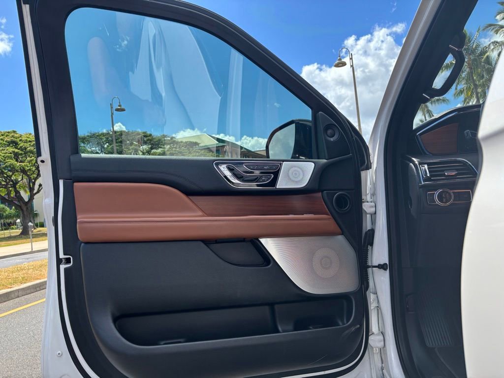 Used 2019 Lincoln Navigator Reserve w/ Cargo Package AWD/4WD image 16