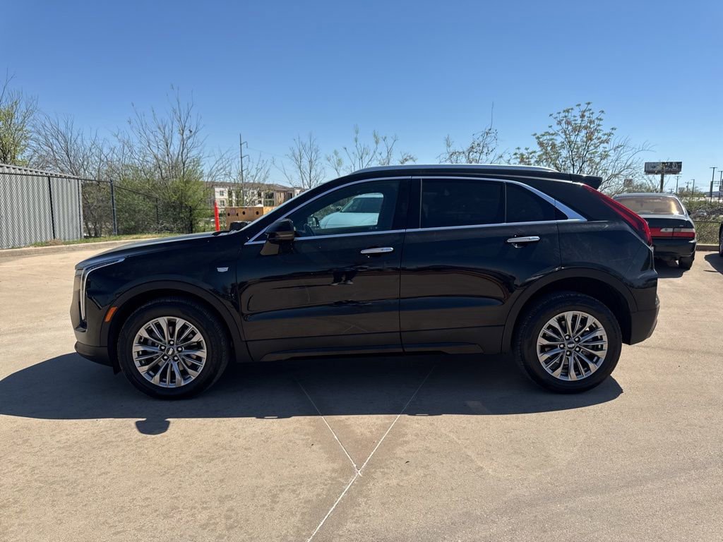 Used 2024 Cadillac XT4 Premium Luxury image 2