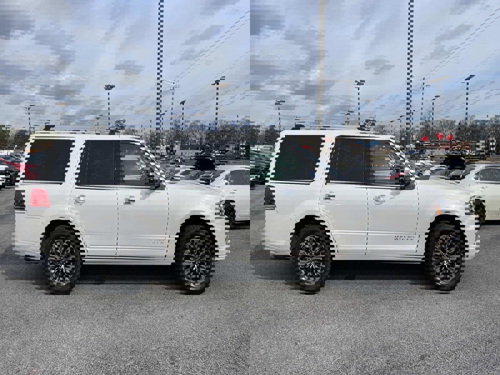 Used 2016 Lincoln Navigator Select image 2