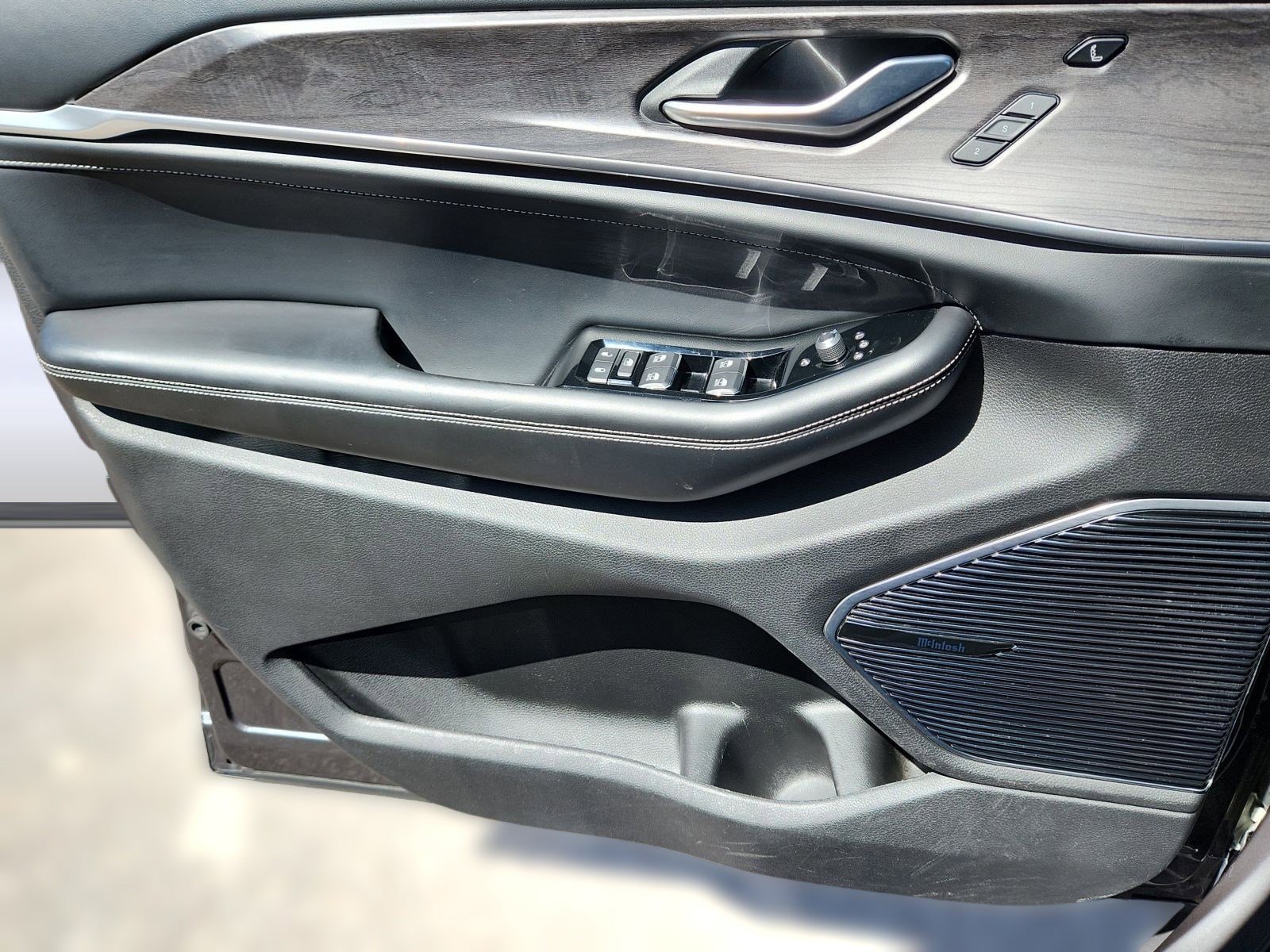 Used 2021 Jeep Grand Cherokee L Overland w/ Luxury Tech Group IV AWD/4WD image 17