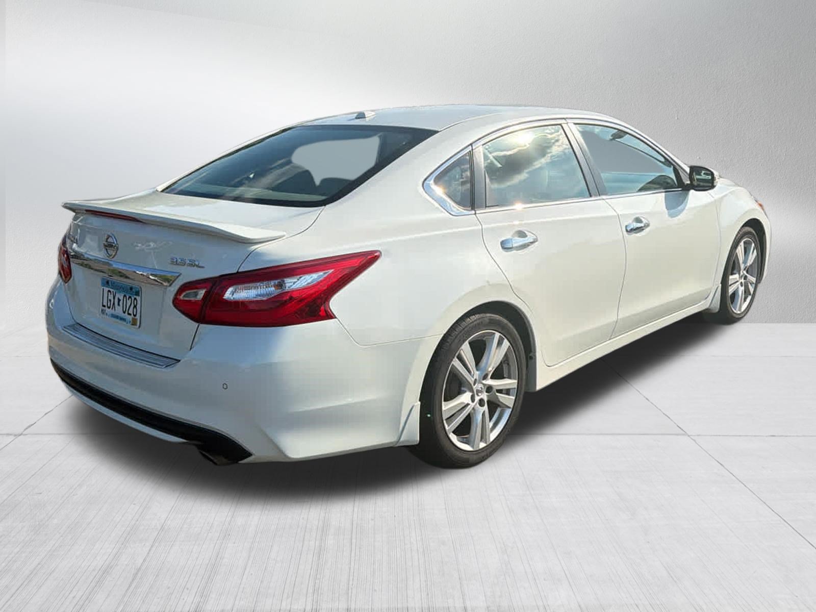 Used 2017 Nissan Altima 3.5 SL w/ 3.5SL Technology Package FWD image 5