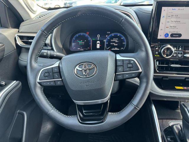 Certified 2025 Toyota Highlander Limited AWD/4WD image 12