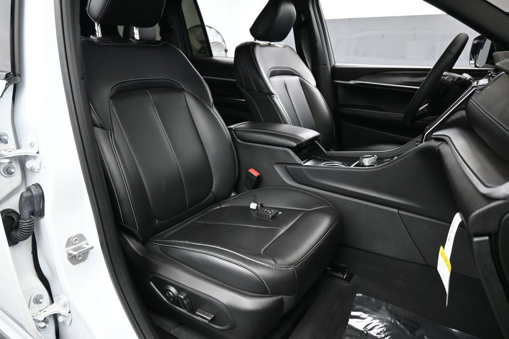 Used 2025 Jeep Grand Cherokee L Limited w/ Black Appearance Package AWD/4WD image 55