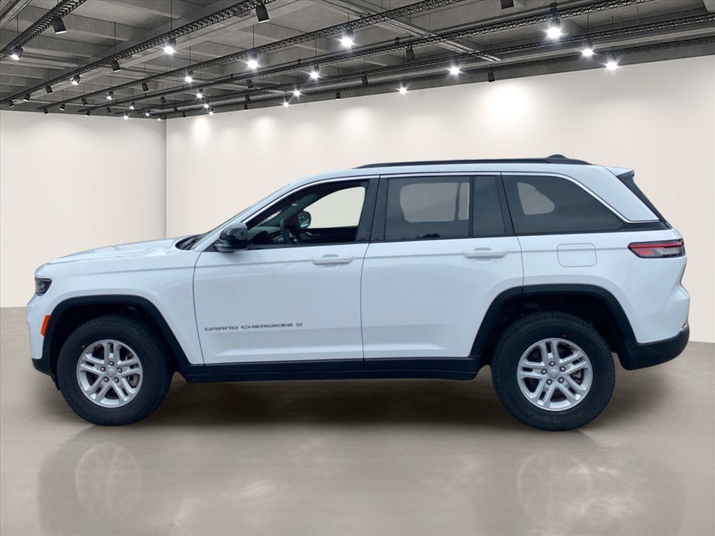 Used 2025 Jeep Grand Cherokee Laredo AWD/4WD image 4