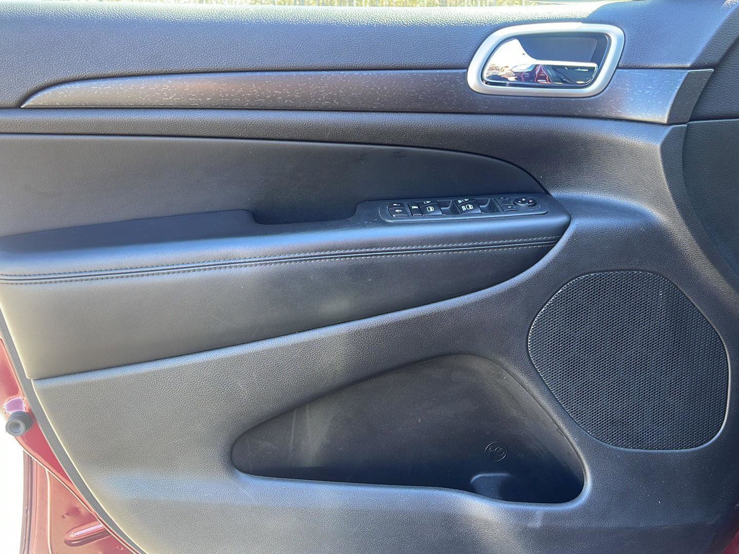 Used 2018 Jeep Grand Cherokee Laredo image 11